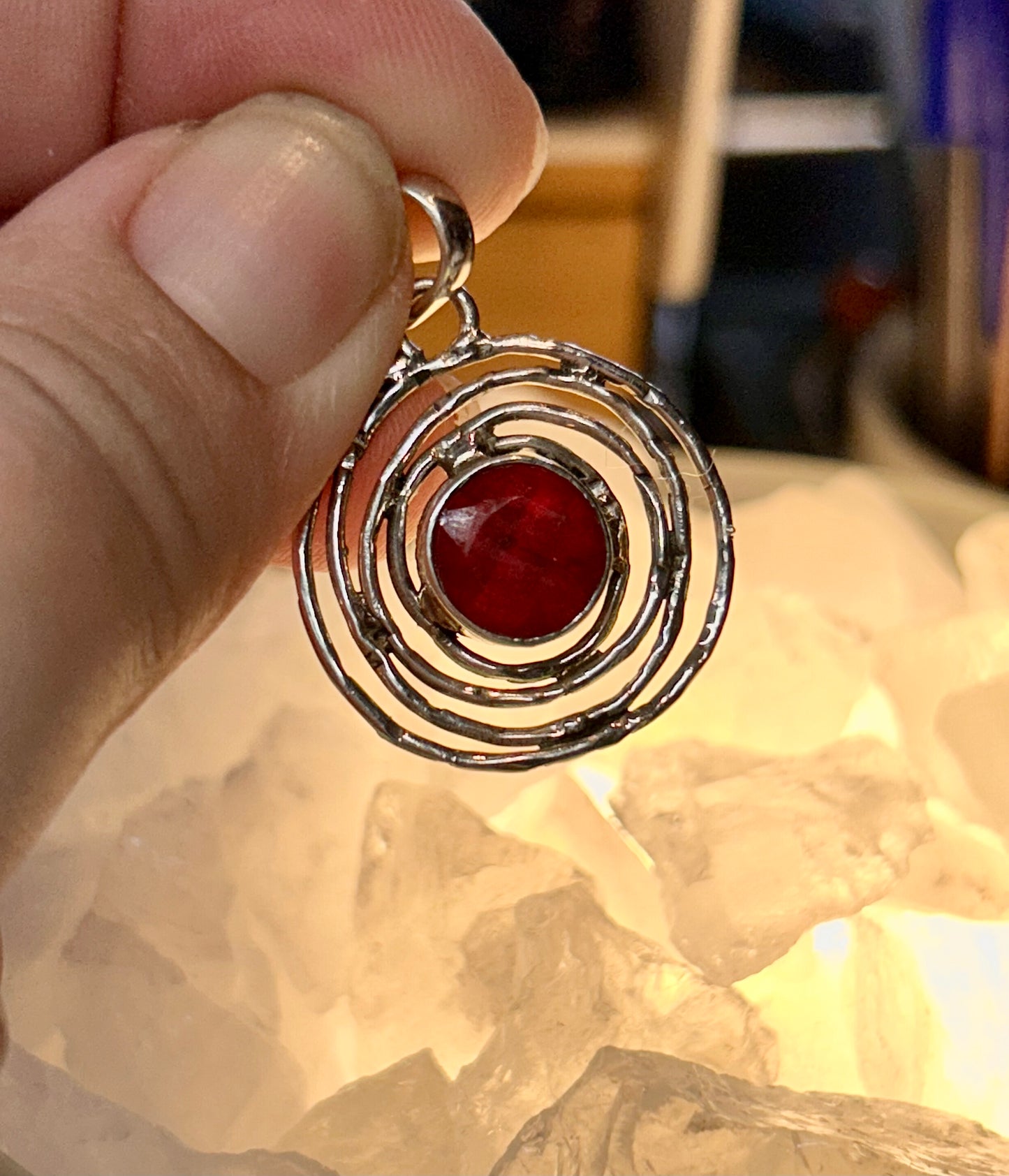 Pendentif cercle en argent et rubis