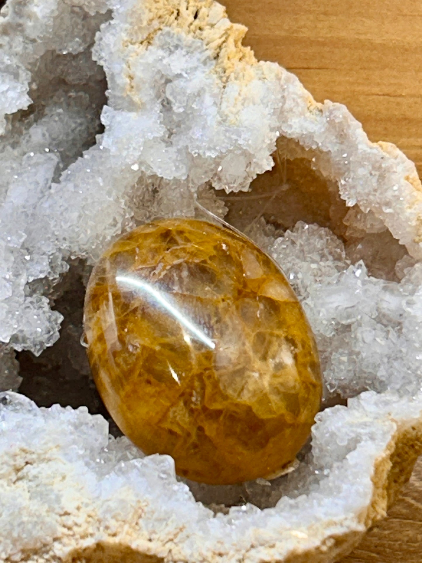 Pierre percée de quartz hématoïde jaune