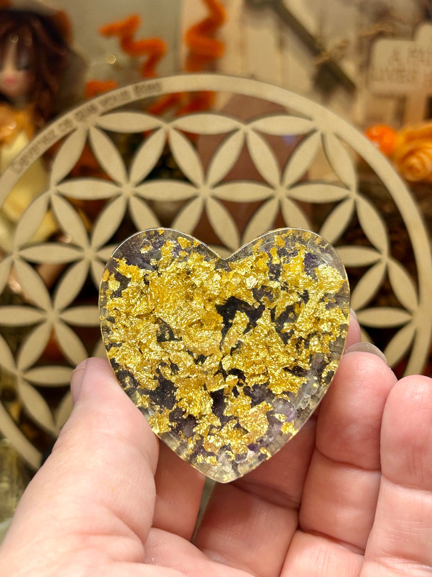 Cœur orgonite en améthyste et symbole fleur de vie