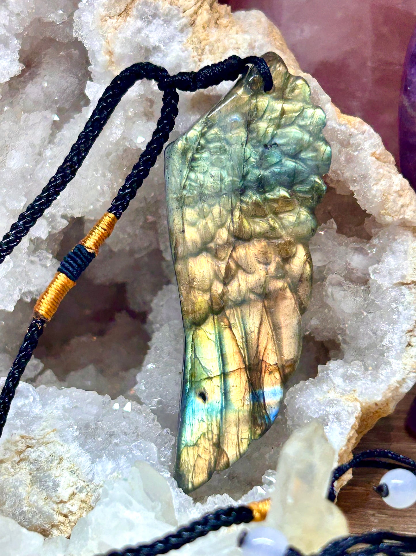 Aile d’ange en labradorite sur cordon