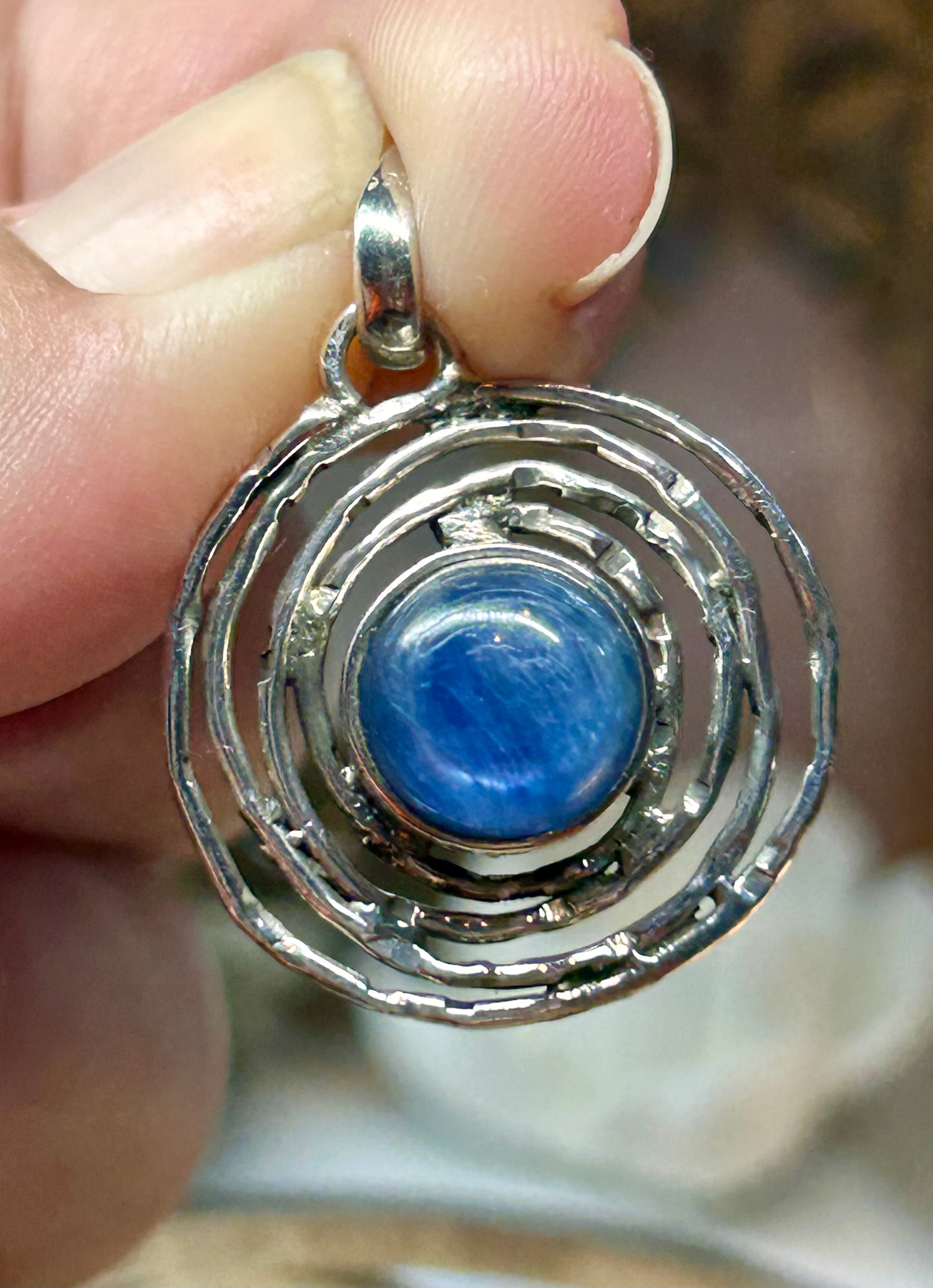 Pendentif cercle en argent et cyanite