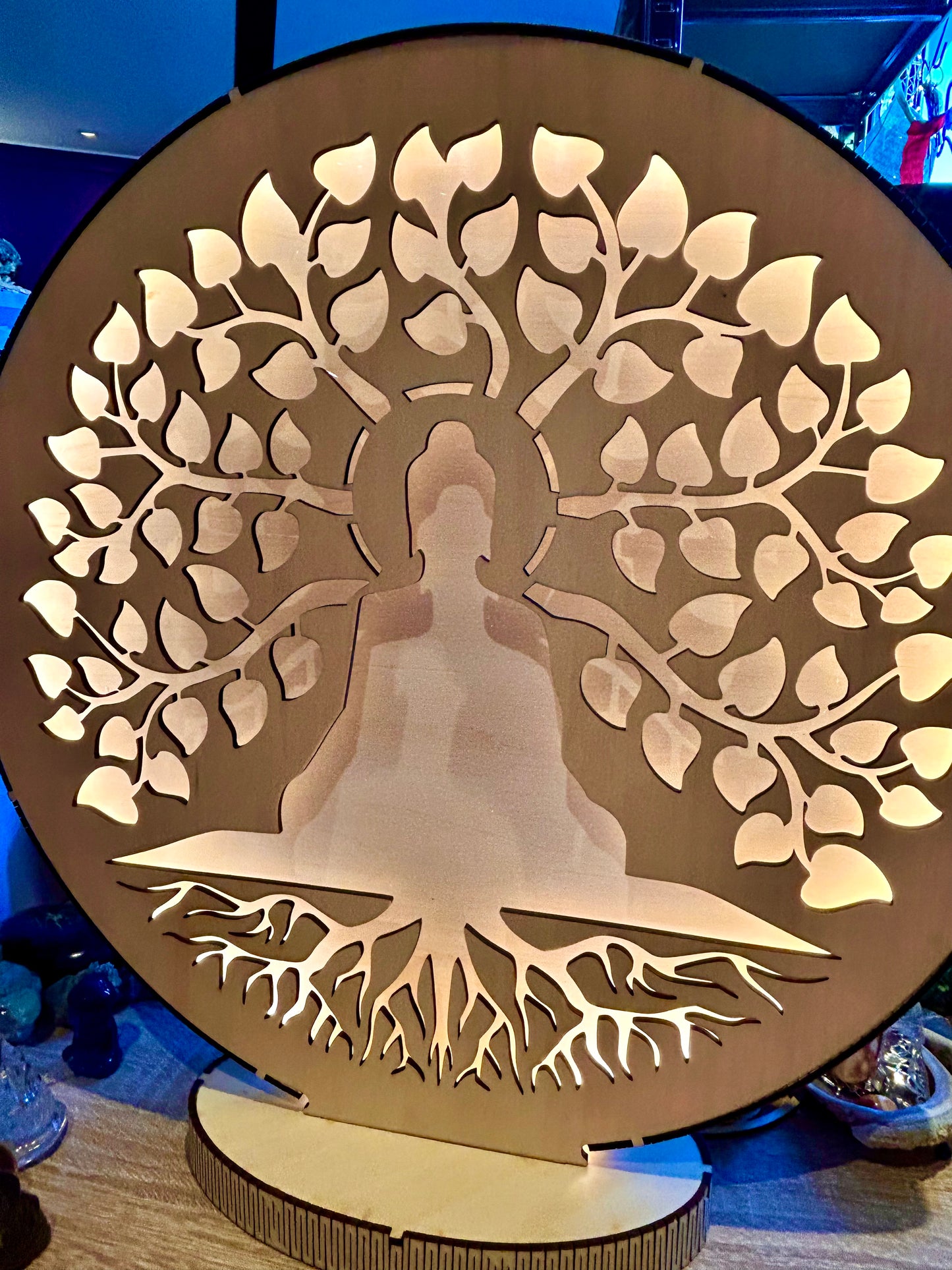 Silhouette de bouddha au pied d’un arbre