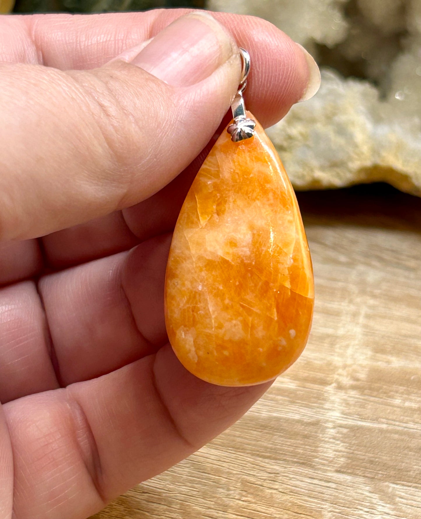 Pendentif de calcite orange