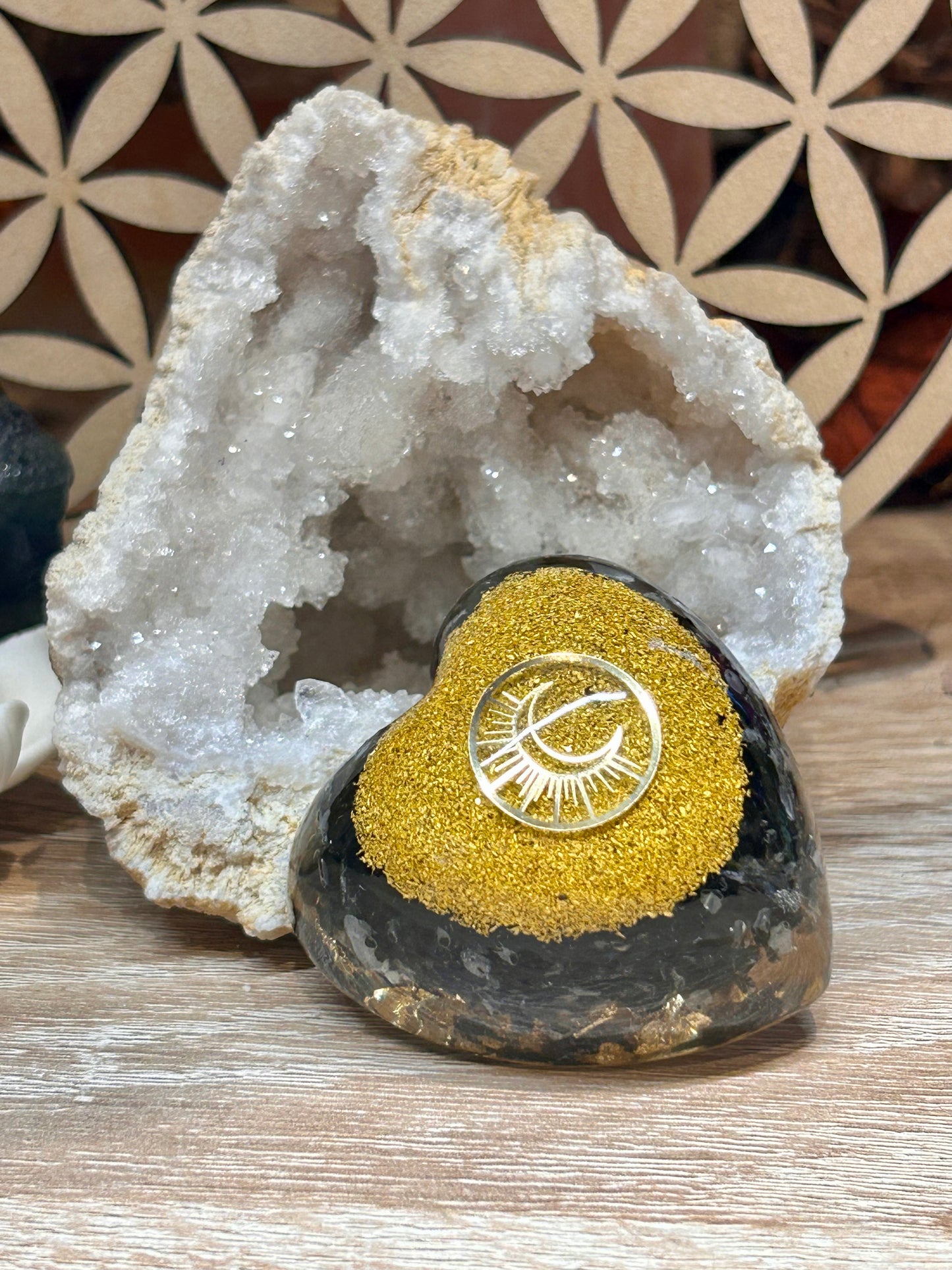 Cœur orgonite en onyx avec symbole lune