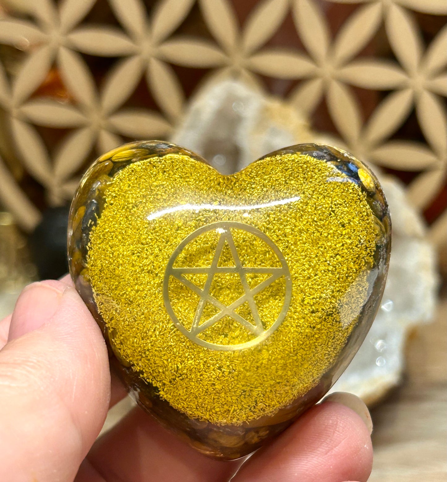 Orgonite en forme de cœur pentacle et œil de tigre