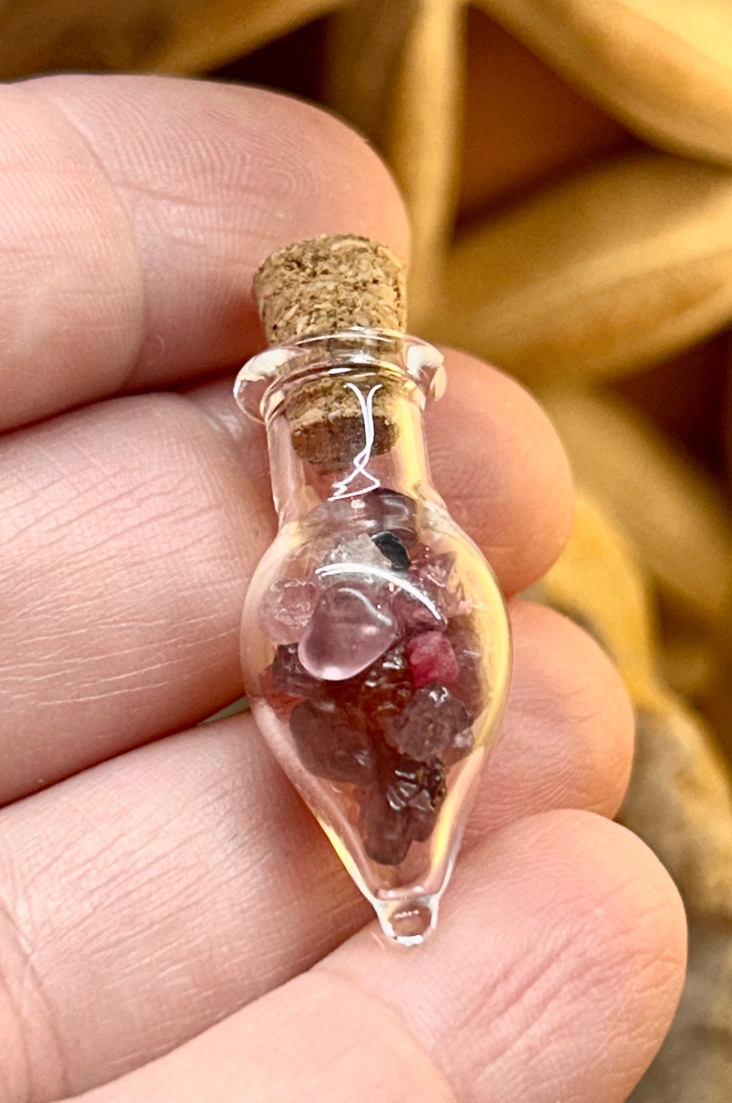 Petite fiole en verre de spinelle rouge