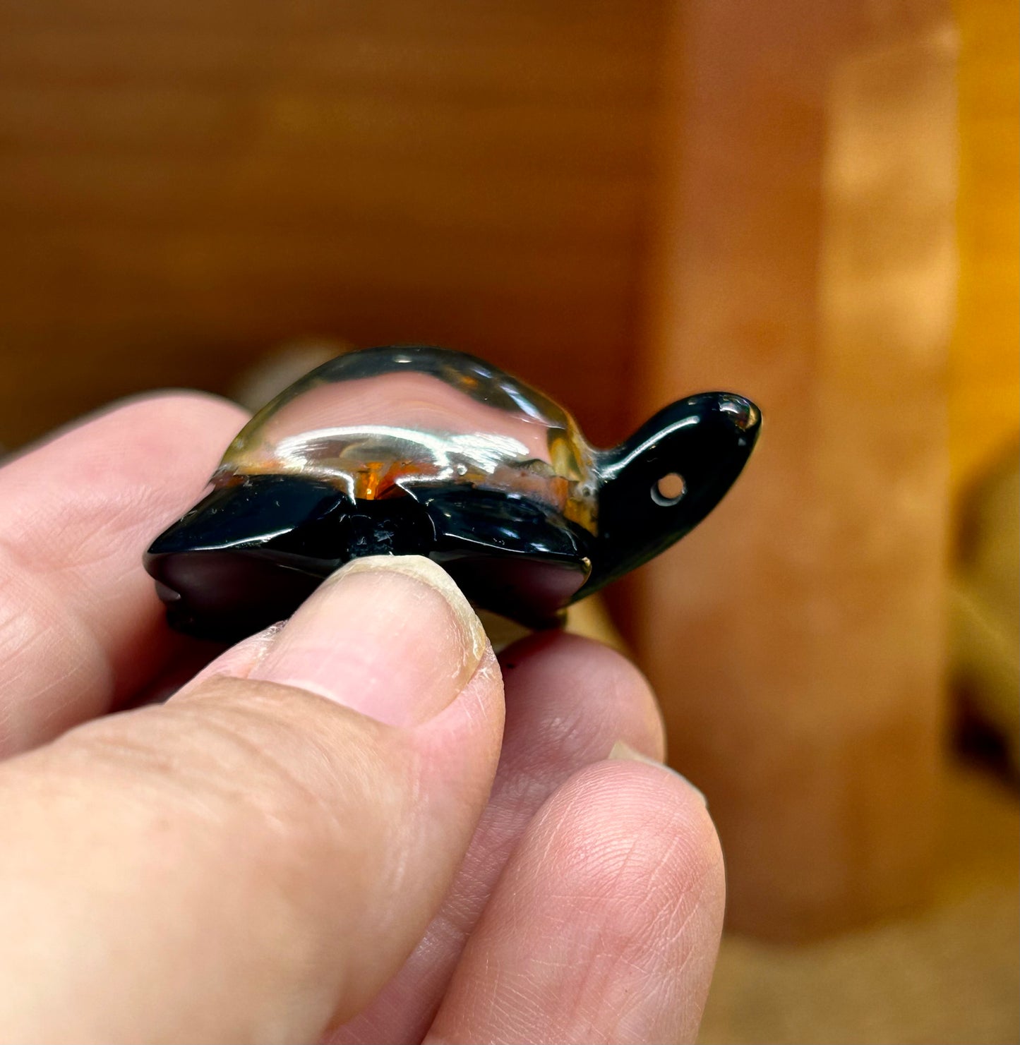 Pendentif tortue en résine et opale wello