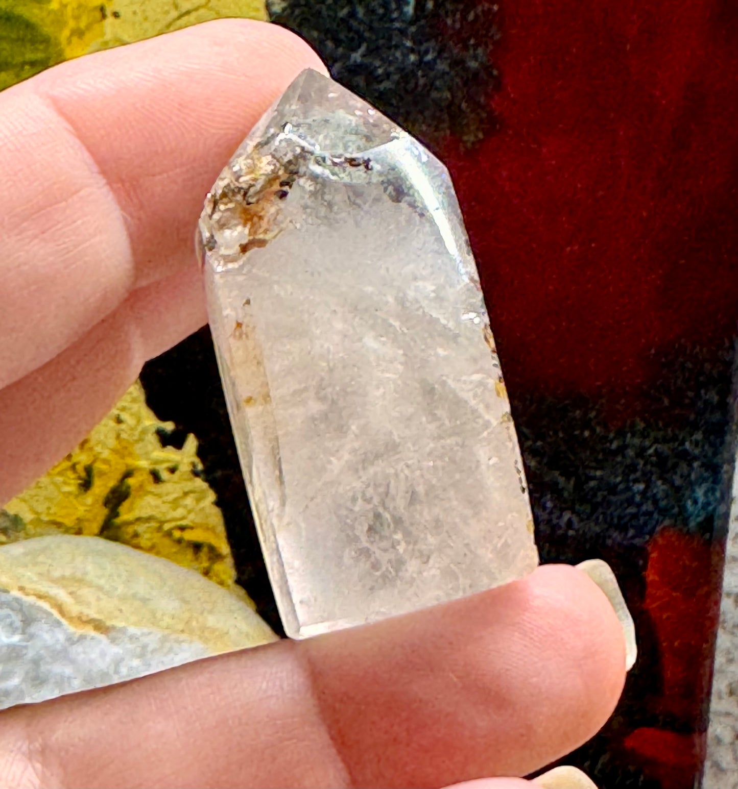 Pointe de quartz cristal avec inclusions