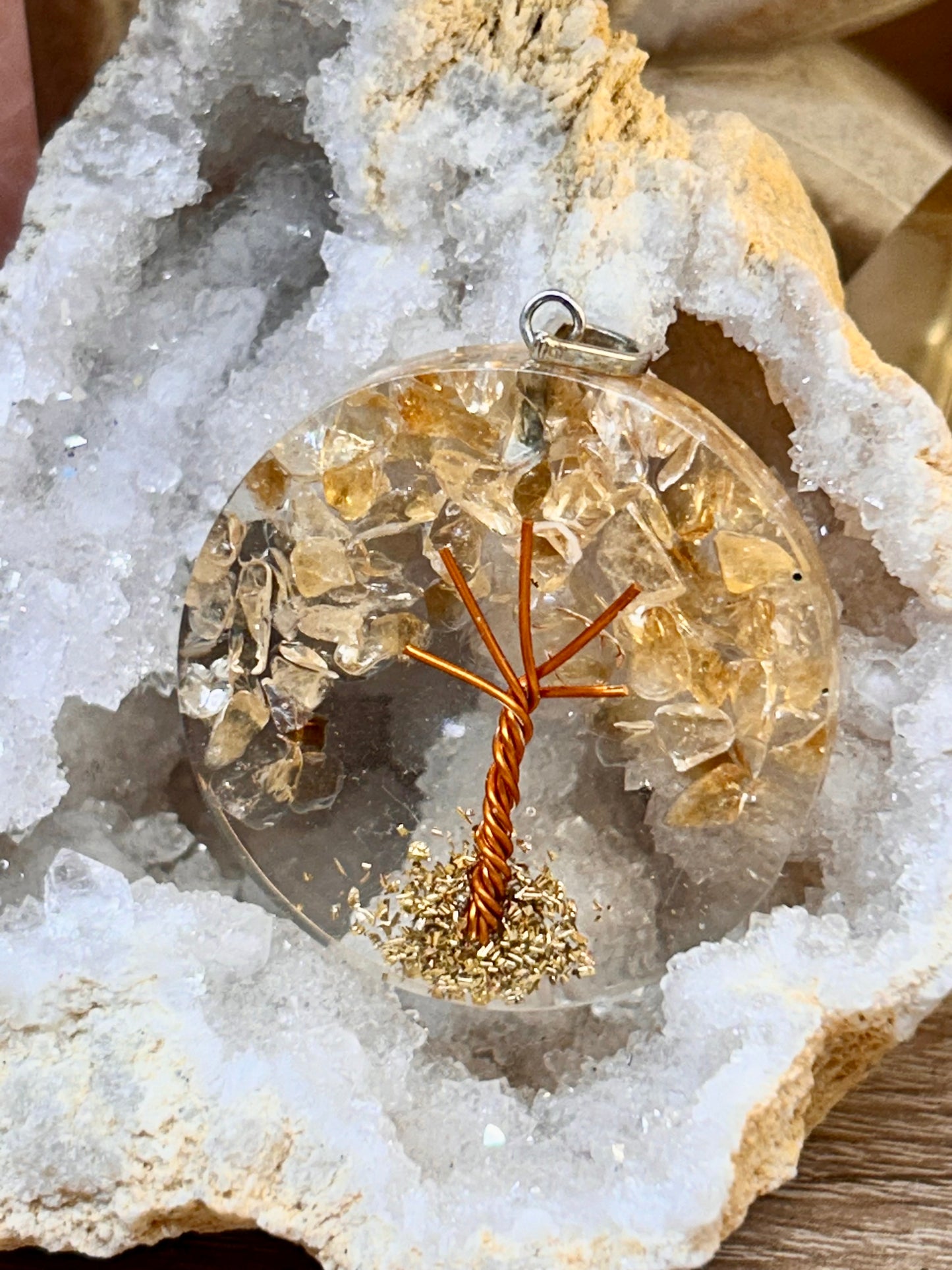 Pendentif d’orgonite et citrine