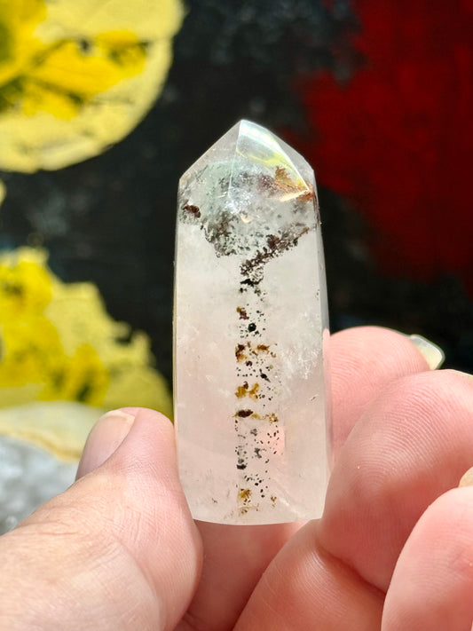 Pointe de quartz cristal avec inclusions