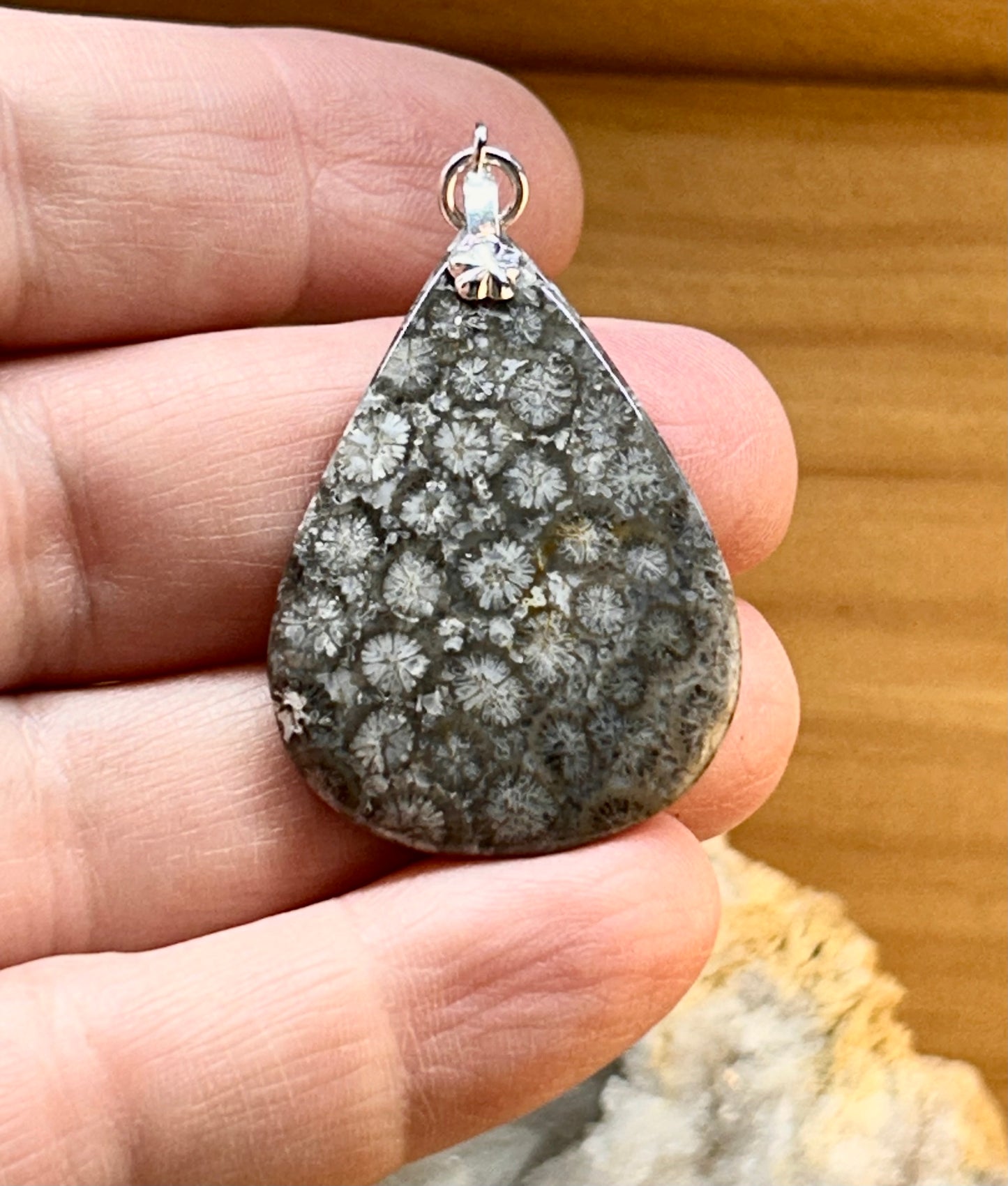 Pendentif de corail fossilisé