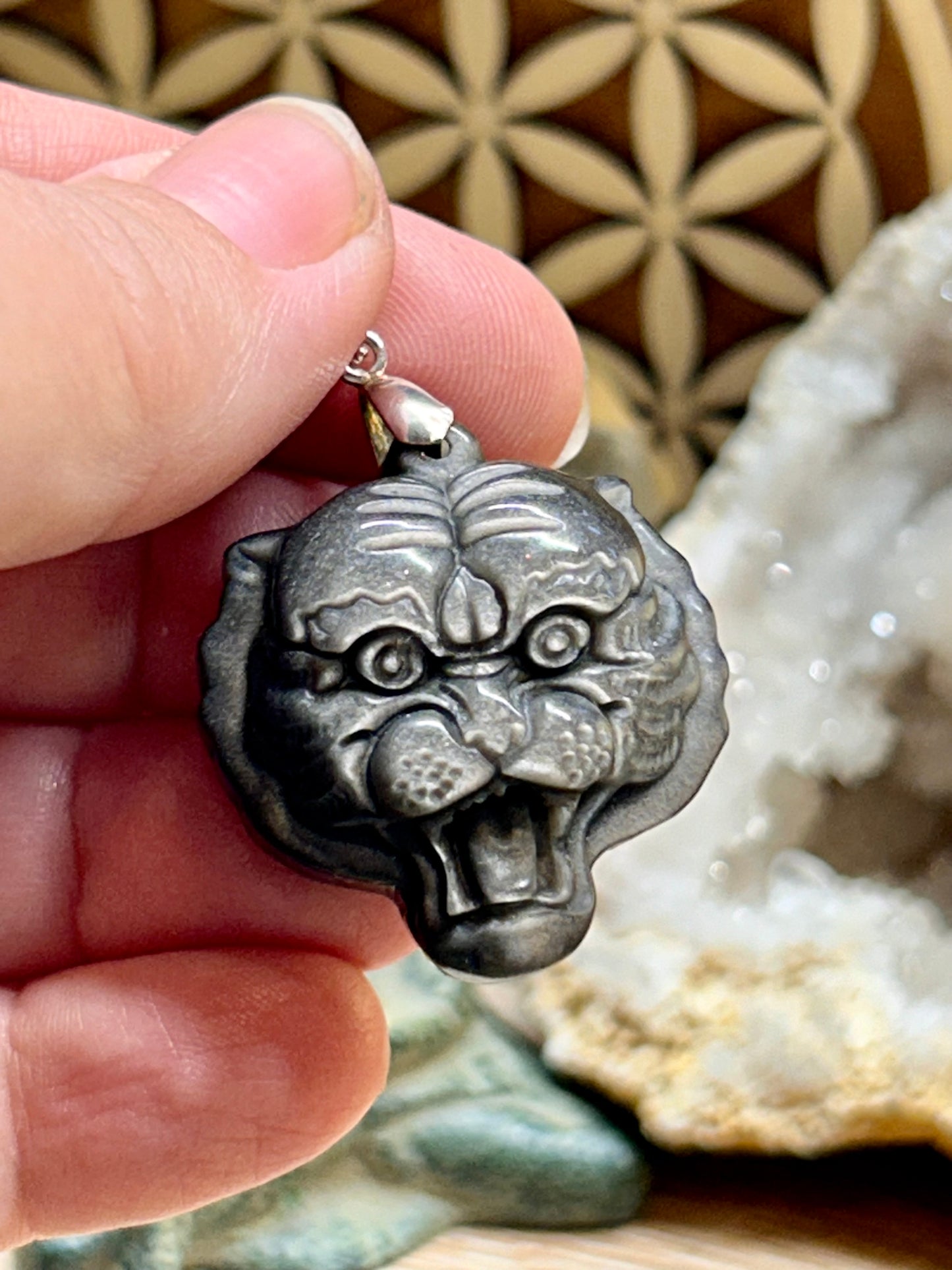 Pendentif tigre en obsidienne argentée