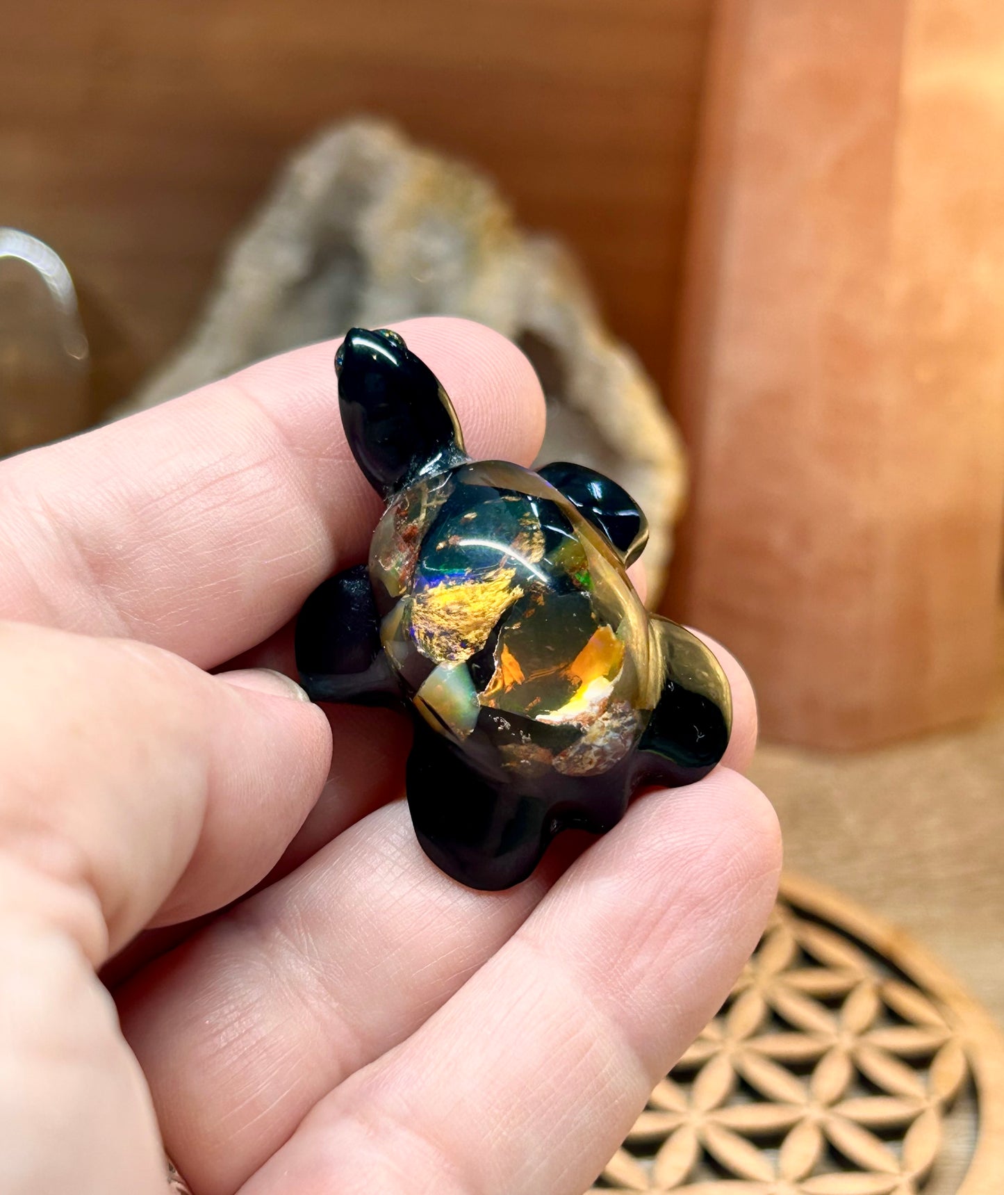 Pendentif tortue en résine et opale wello