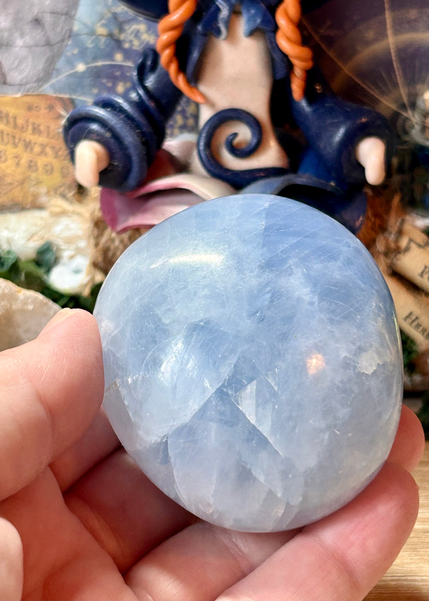 Galet de calcite bleu