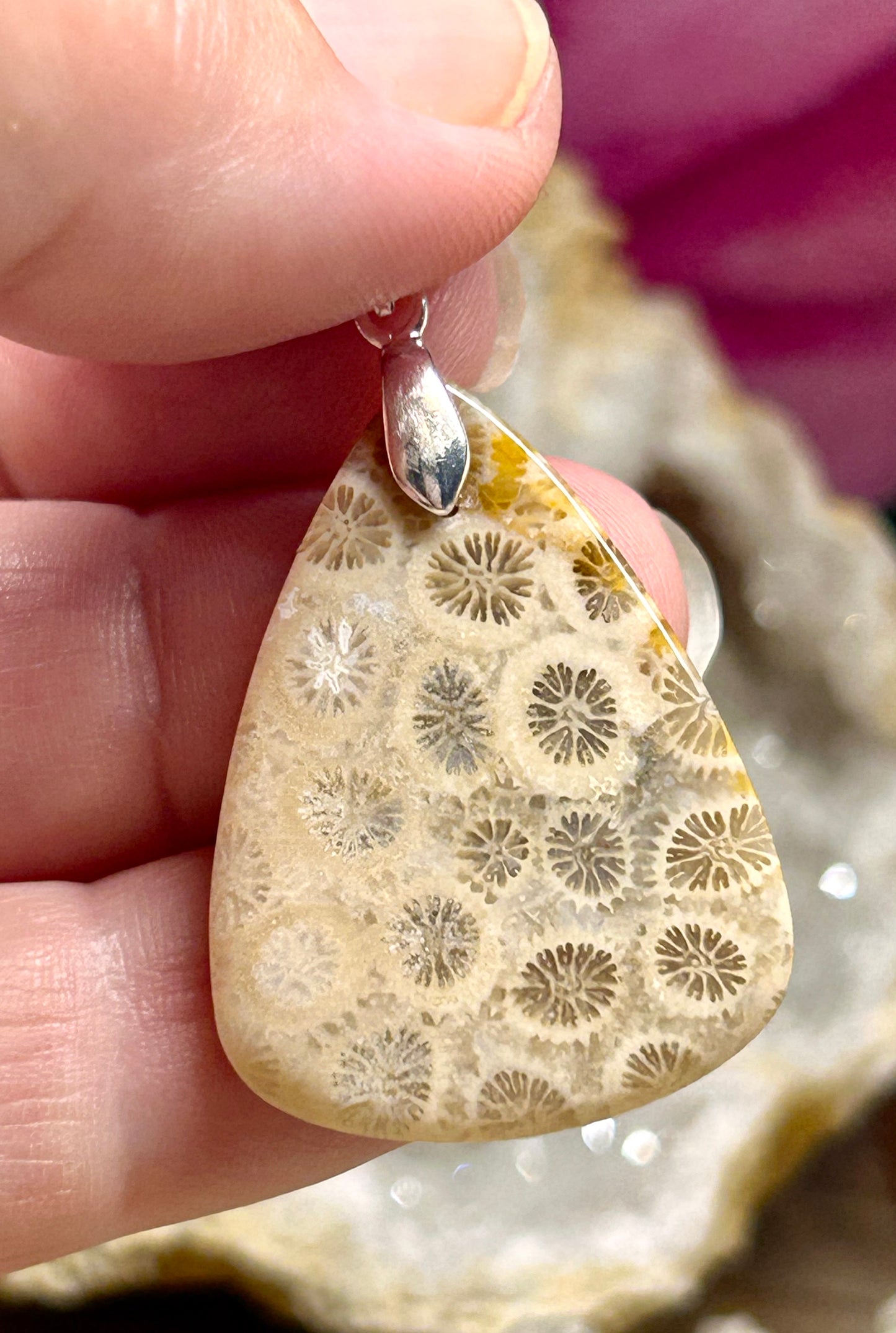 Pendentif de corail fossilisé