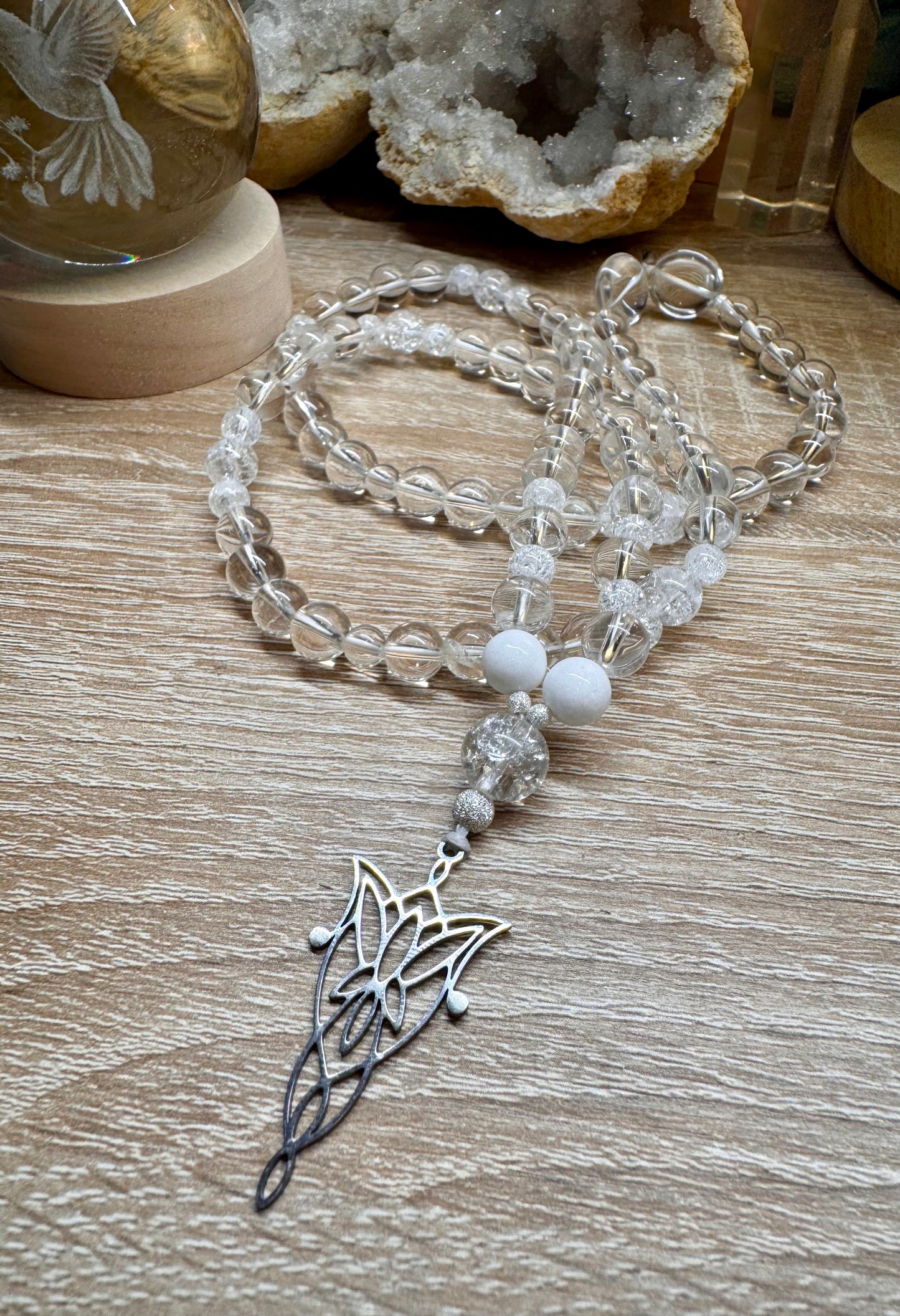 Collier cristal de roche et symbole elfique