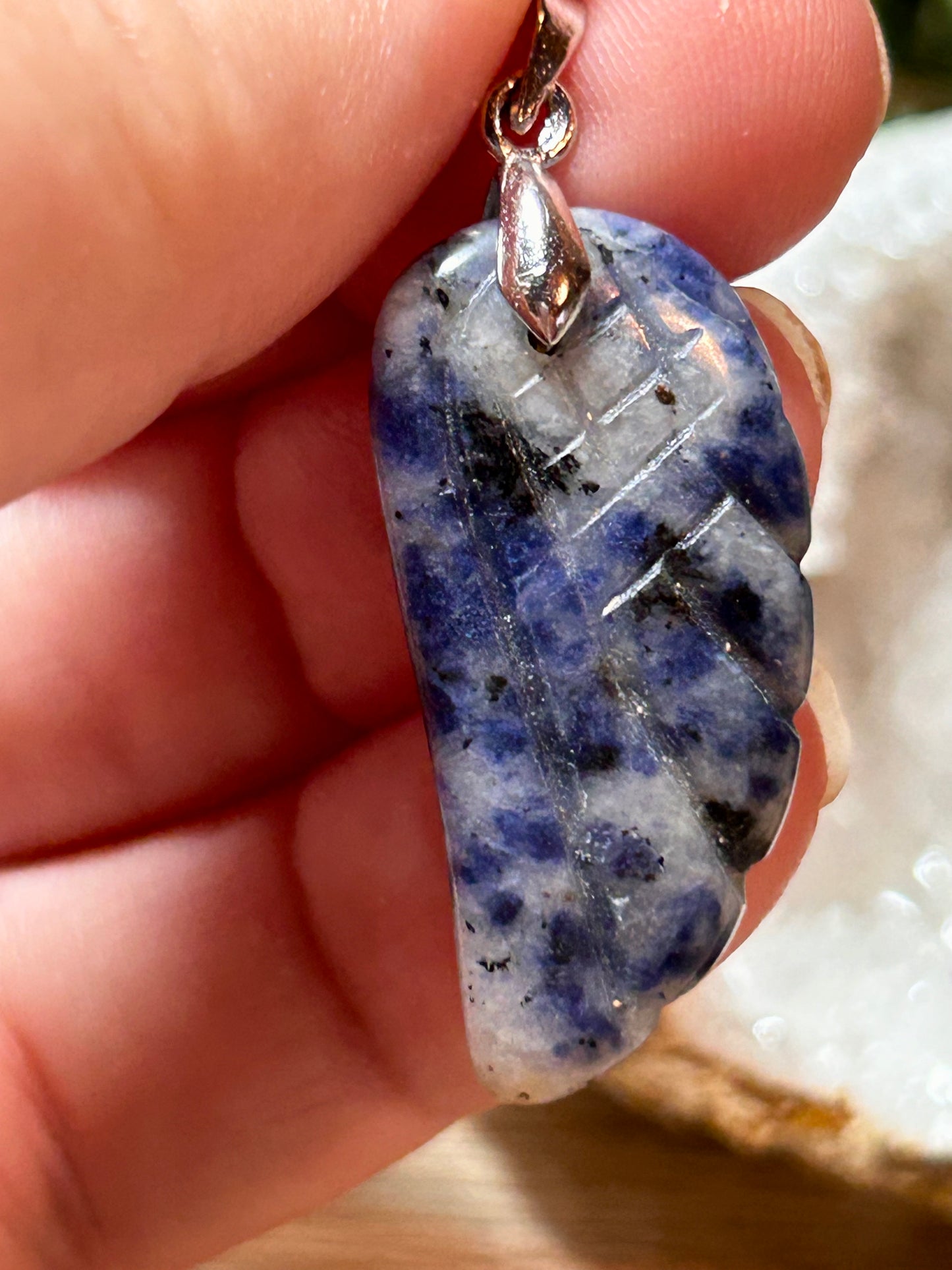 Pendentif aile d’ange en sodalite