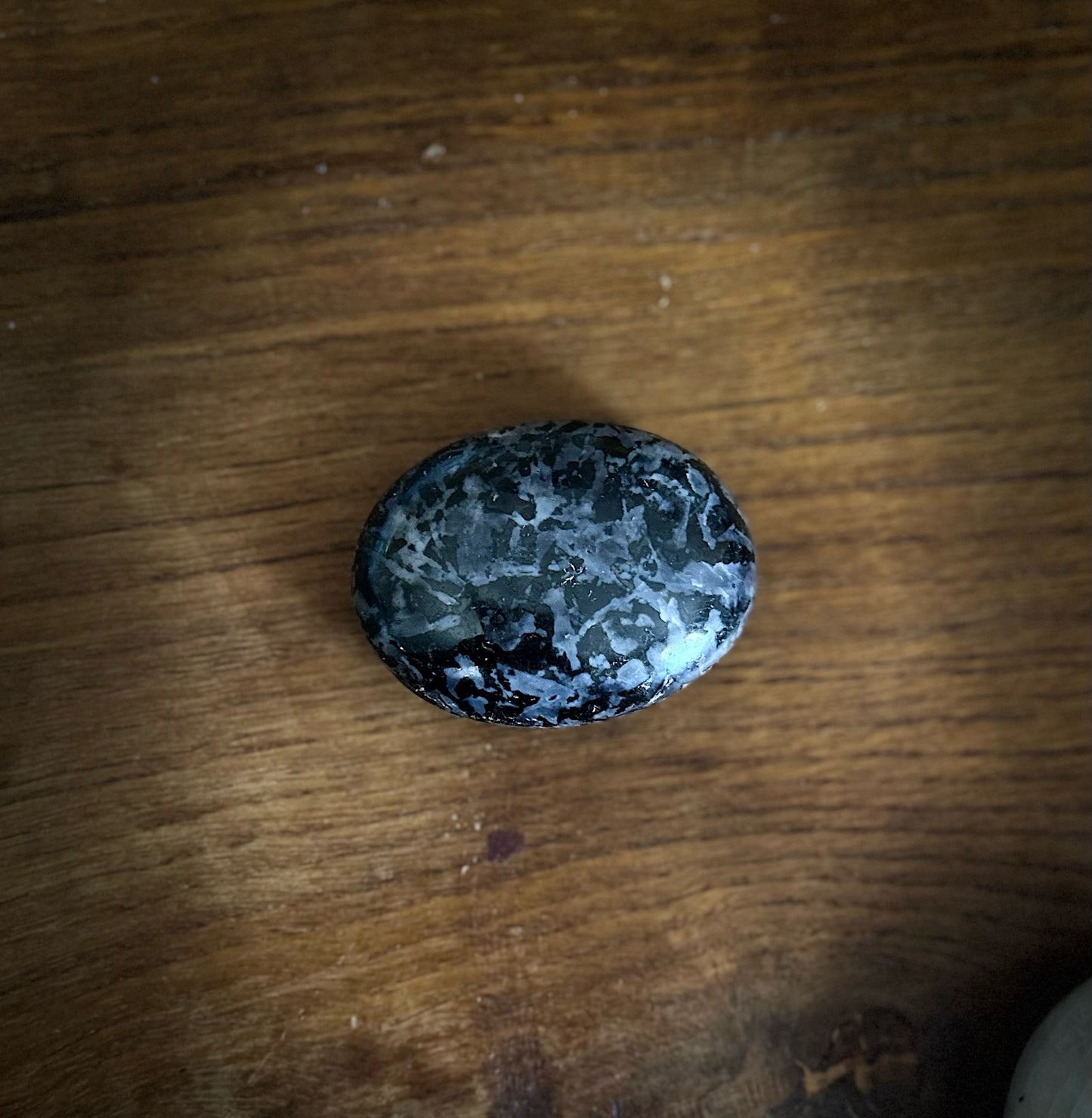 Galet de Gabbro Merlinite