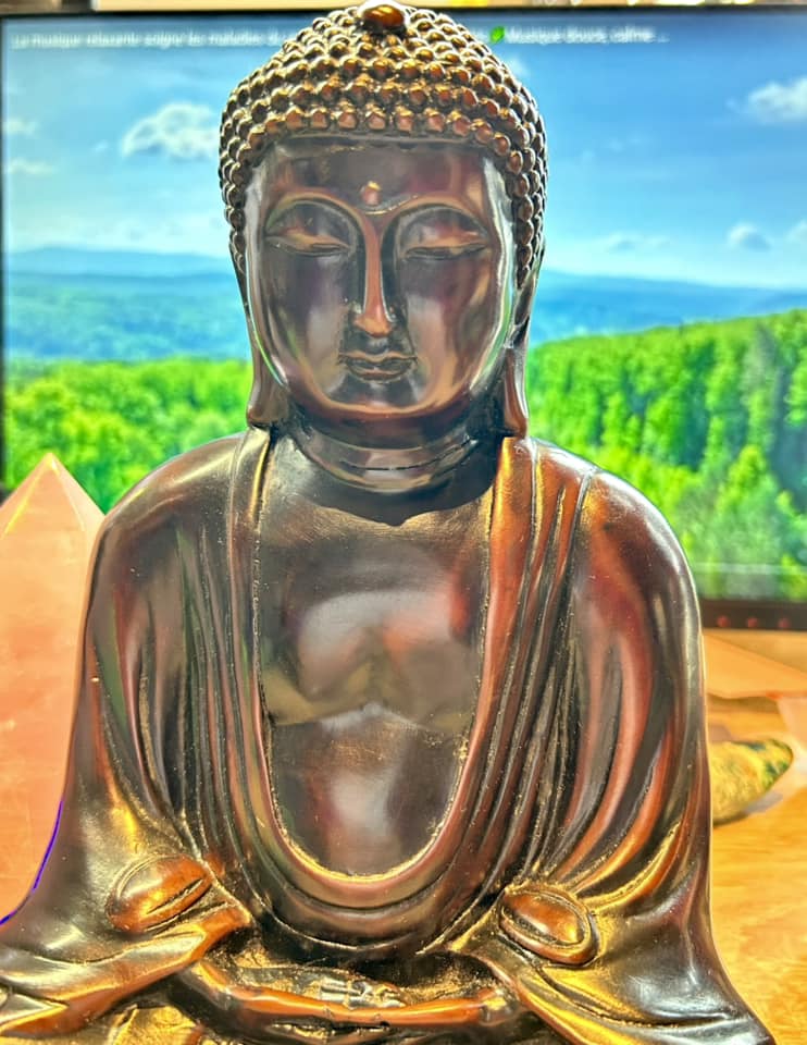 Bouddha en résine en prière