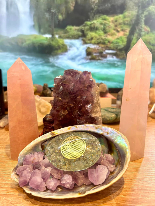 Galet d’orgonite en aventurine verte et fleur de vie