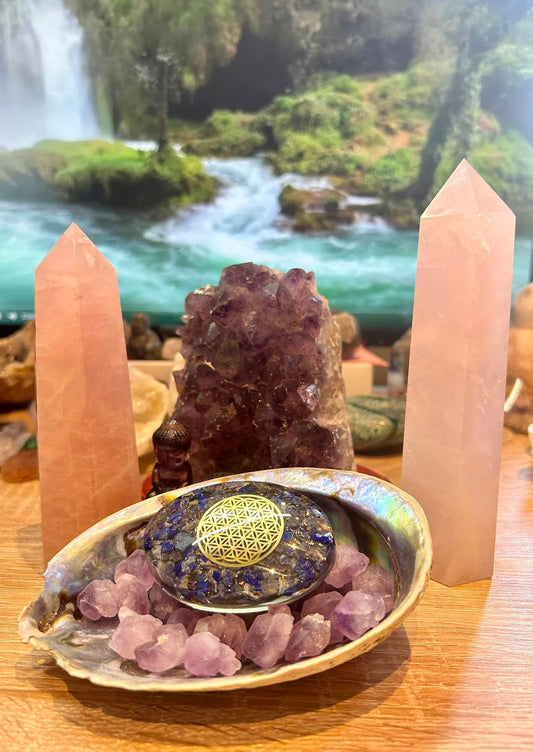 Galet orgonite lapis lazuli avec fleur de vie