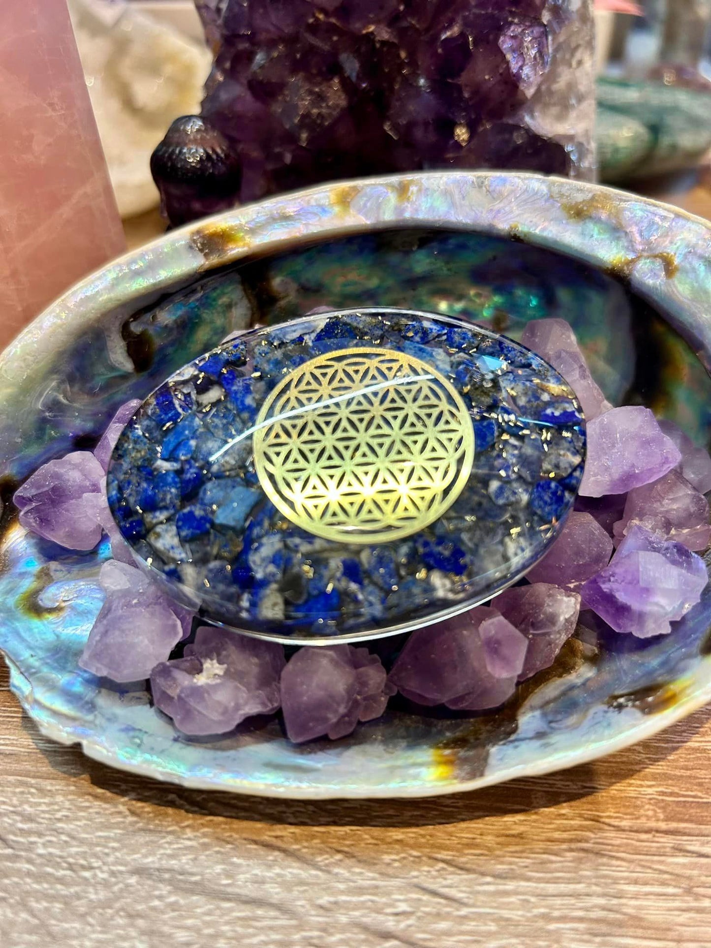 Galet orgonite lapis lazuli avec fleur de vie