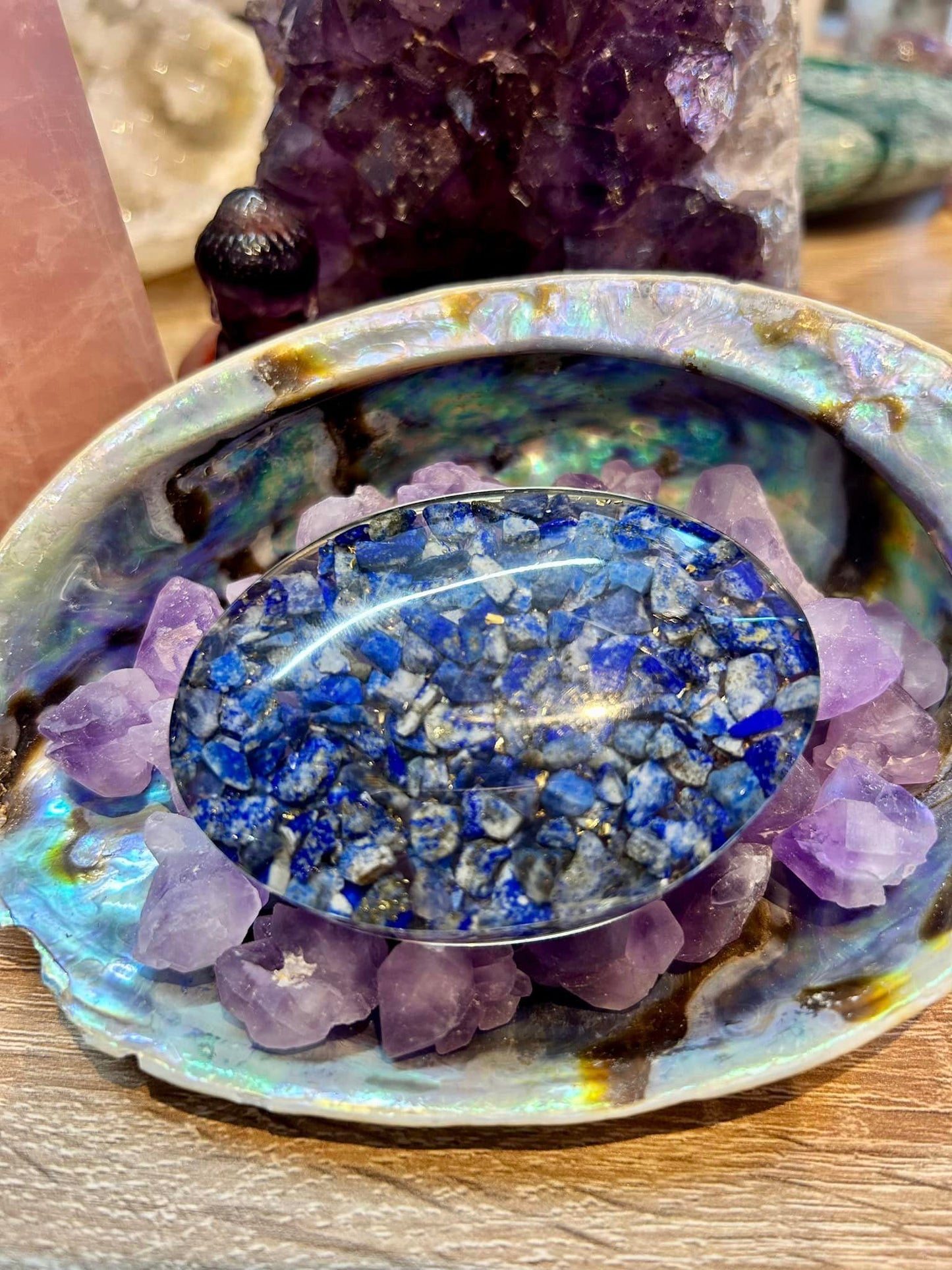 Galet orgonite lapis lazuli avec fleur de vie