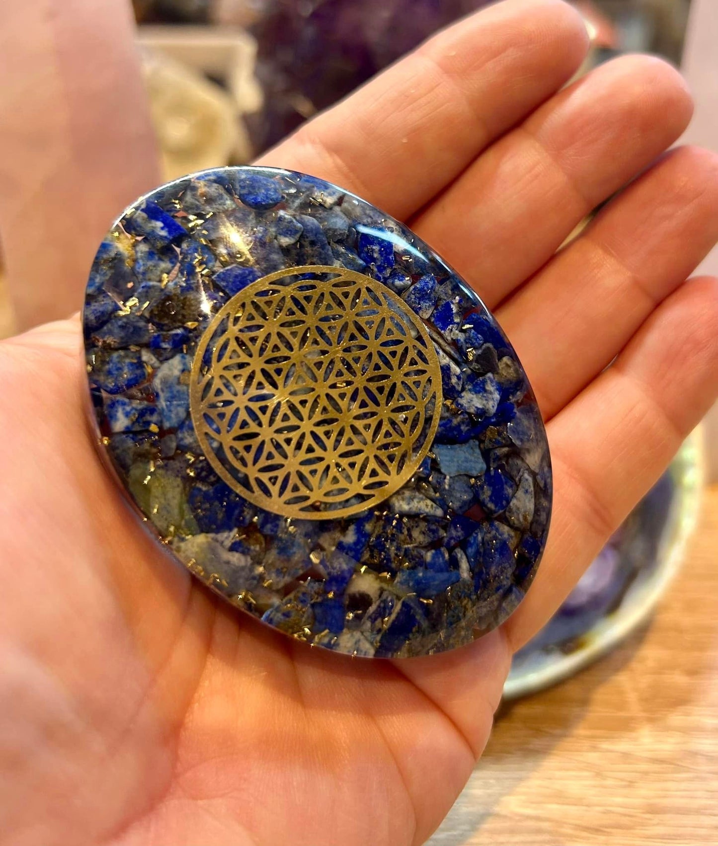 Galet orgonite lapis lazuli avec fleur de vie