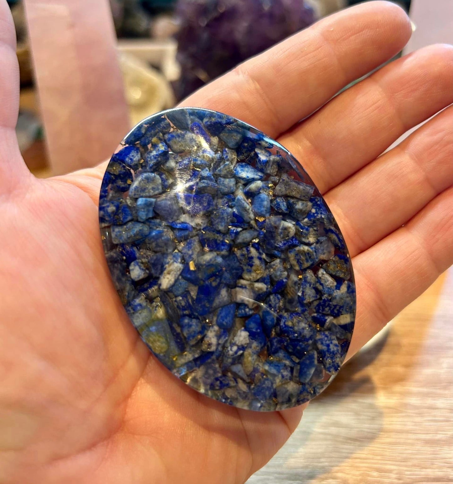 Galet orgonite lapis lazuli avec fleur de vie