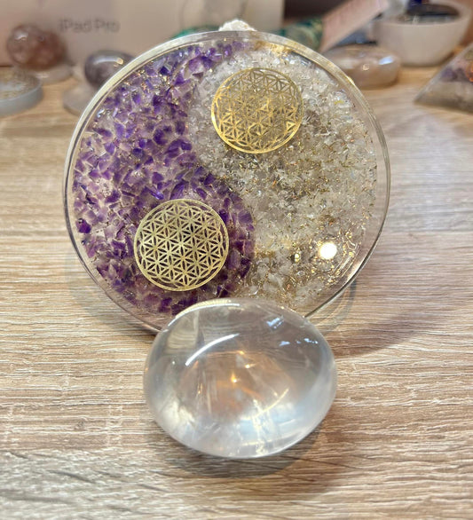 Générateur orgonite yin et yang améthyste et cristal de roche - Fleur de vie