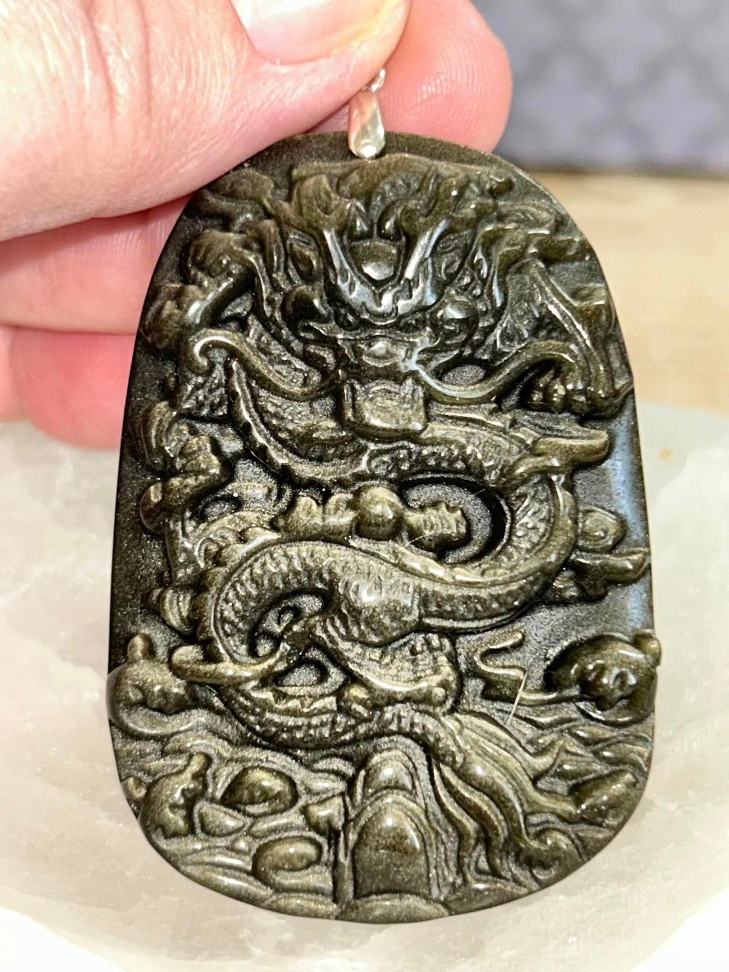 Pendentif en obsidienne dorée gravée dragon