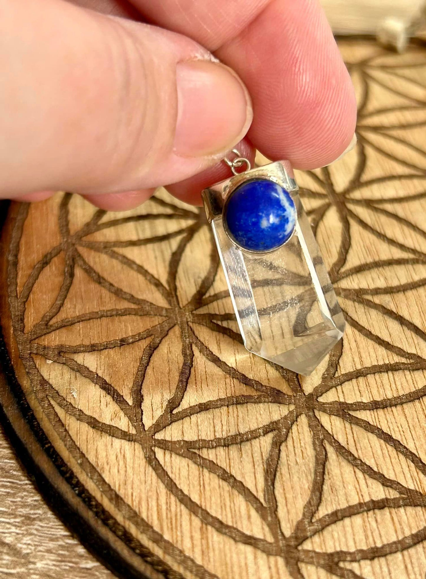 Pointes de cristal de roche avec lapis lazuli