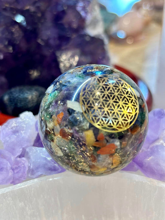 Sphère d’orgonite 7 chakras et fleur de vie