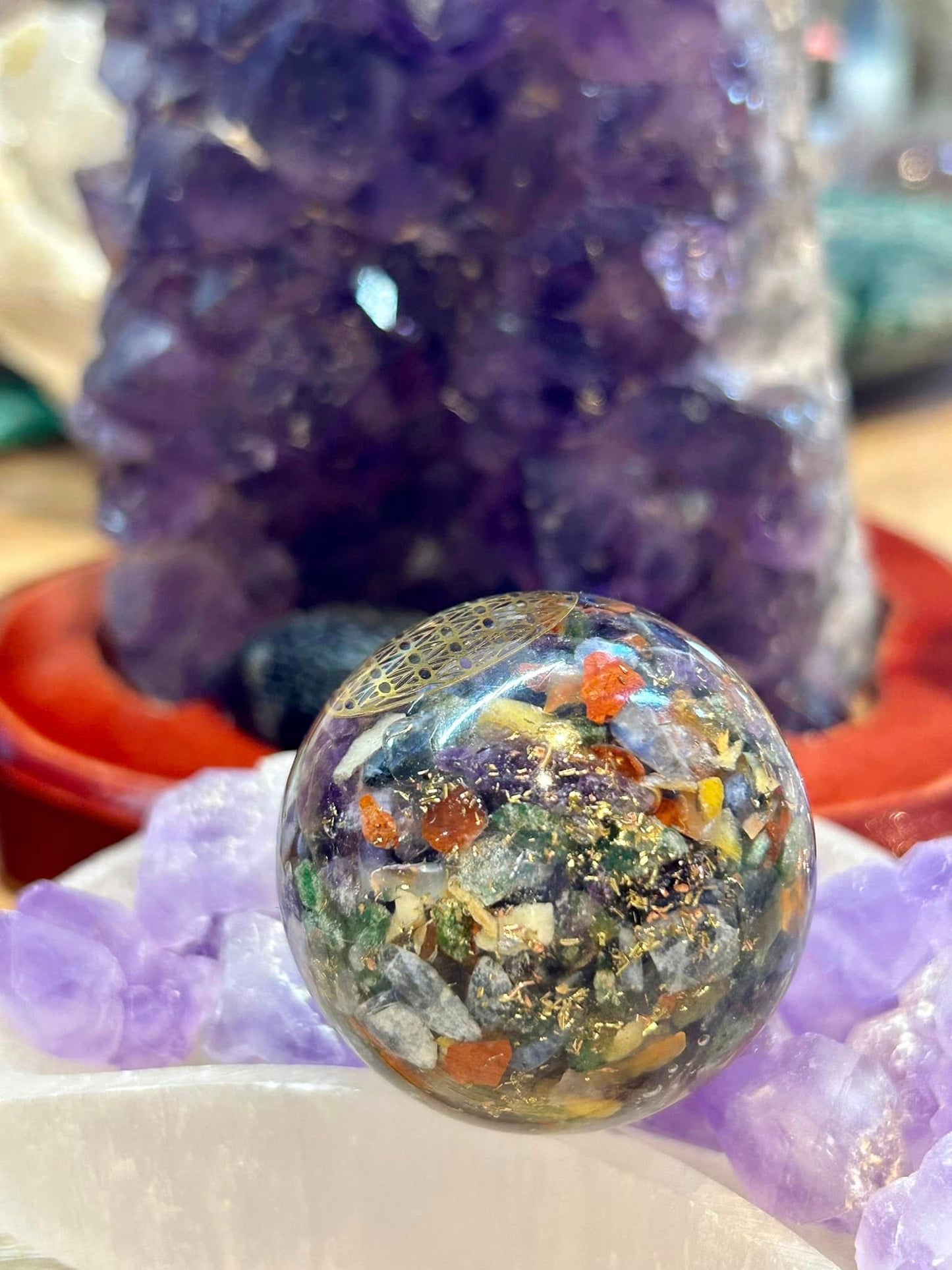 Sphère d’orgonite 7 chakras et fleur de vie